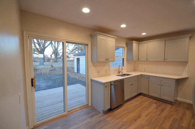 Building Photo - 612 Highway 55