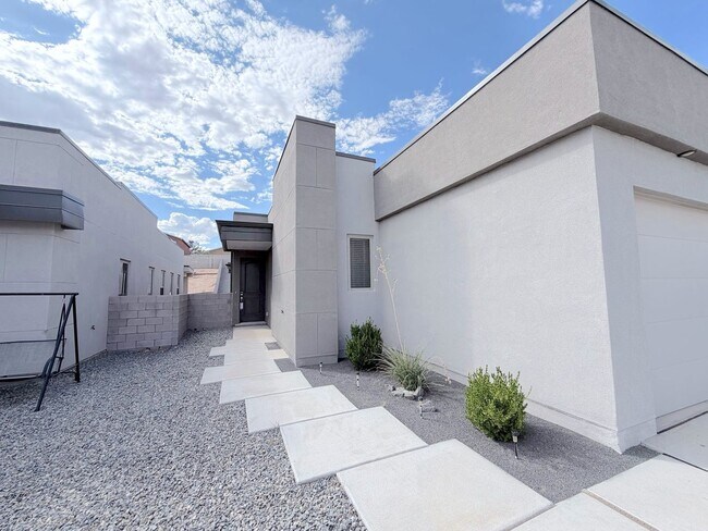 Building Photo - Beautiful 3 bed 2 bath home in Enchanted Hills area of Rio Rancho. Refrigerated Air! Near Hwy 550