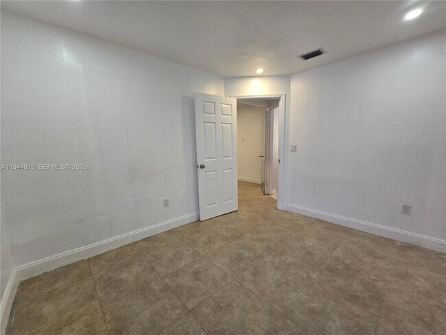 Building Photo - 2957 SW 36th Ct