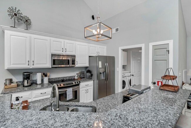 Building Photo - Fully Furnished Mid Term Lease