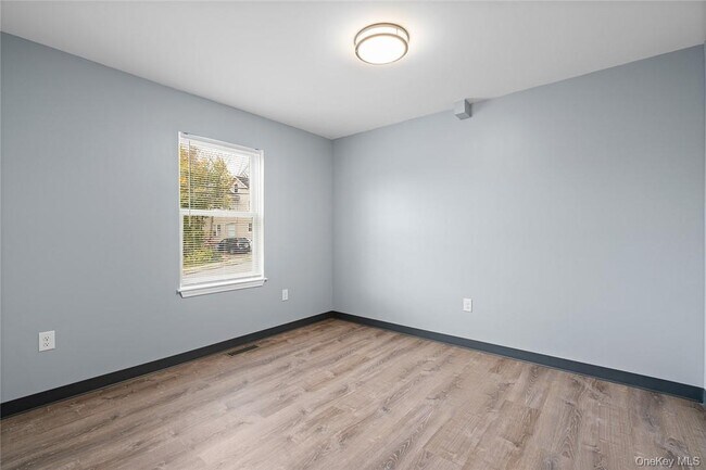 Building Photo - 20 Oak St