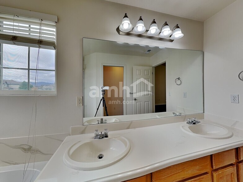 Building Photo - 10766 N Cypress