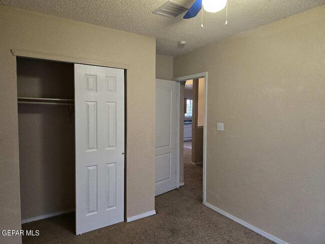 Building Photo - 12105 Castle View Way
