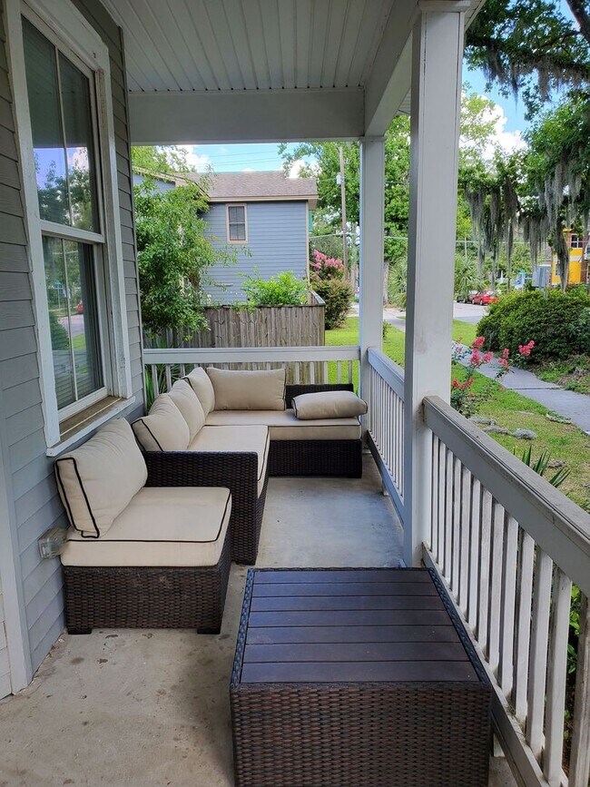 Building Photo - Newly Renovated 2B Apartment just Blocks f...