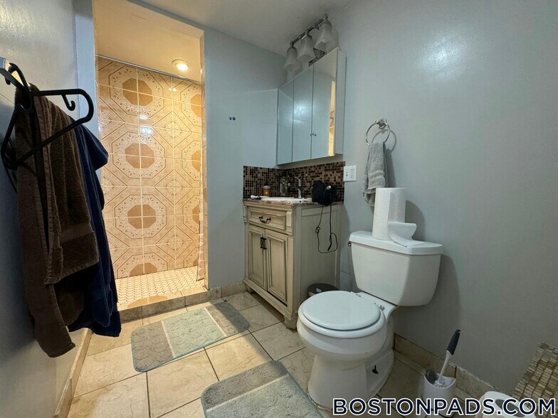 Building Photo - 463 Park Dr