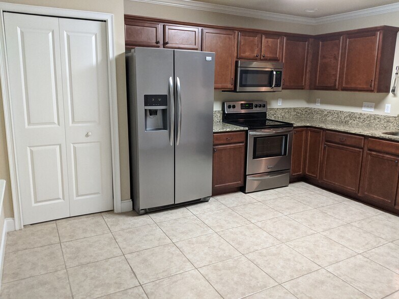 Building Photo - 4605 SW 48th Dr