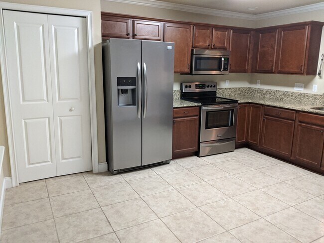 Building Photo - 4605 SW 48th Dr