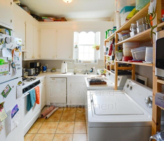 Building Photo - 146 Line St