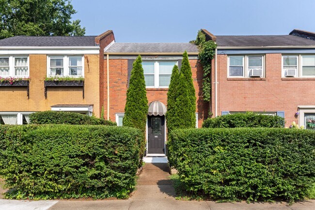 Building Photo - Bright East Nashville Townhome!