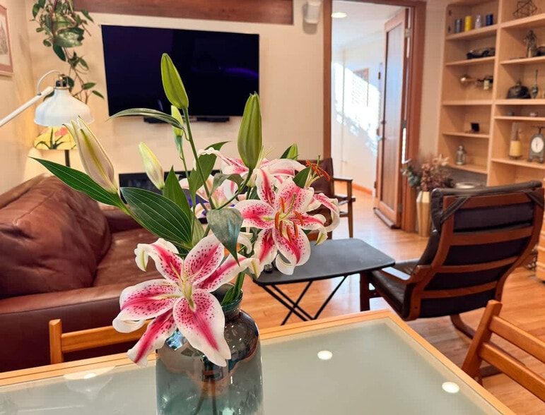 Primary Photo - 3148 College Ave