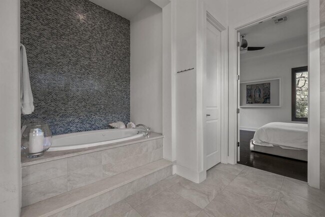 Building Photo - 4720 Rockcliff Rd