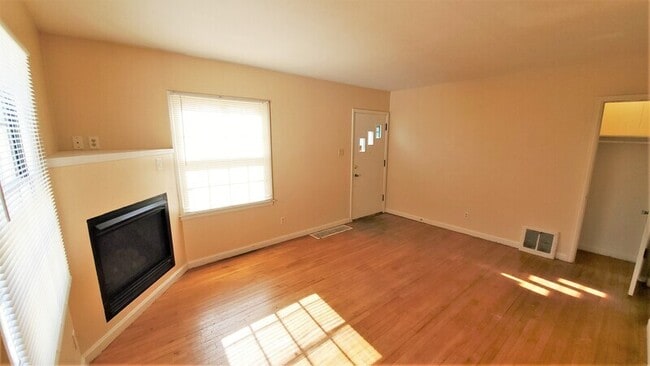 Building Photo - 514 36th St NE