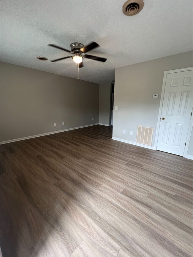 Building Photo - Move in Ready! Cozy & Modern 1-Bedroom Haven