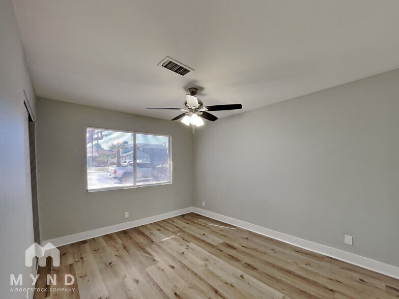 Building Photo - 3112 E Vegas Valley Dr