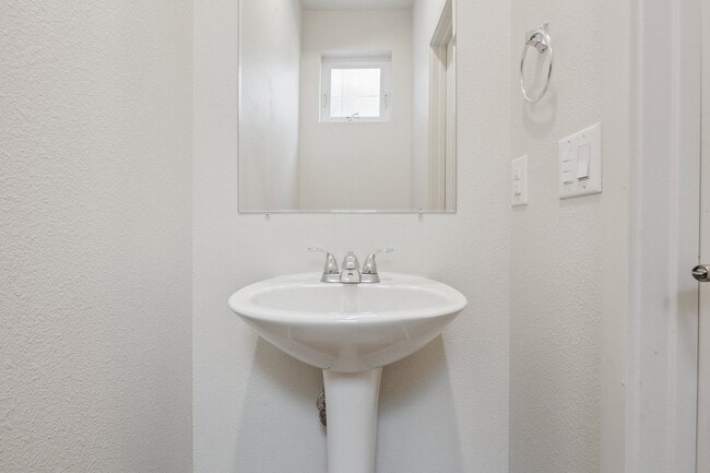 Building Photo - 2265 Glenarm Pl