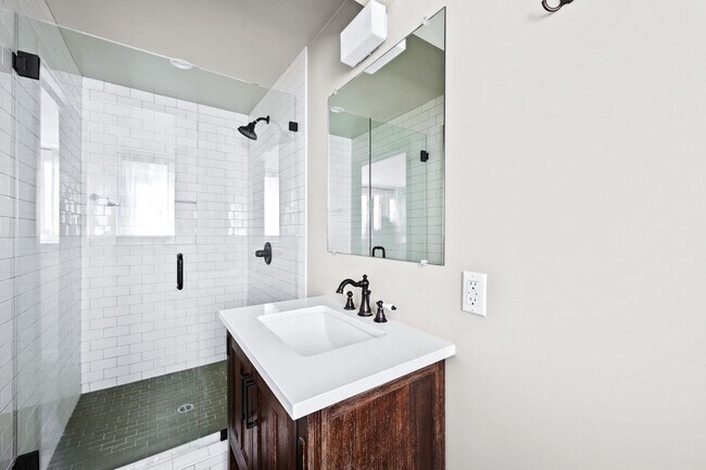 Building Photo - 1915 Apex Ave