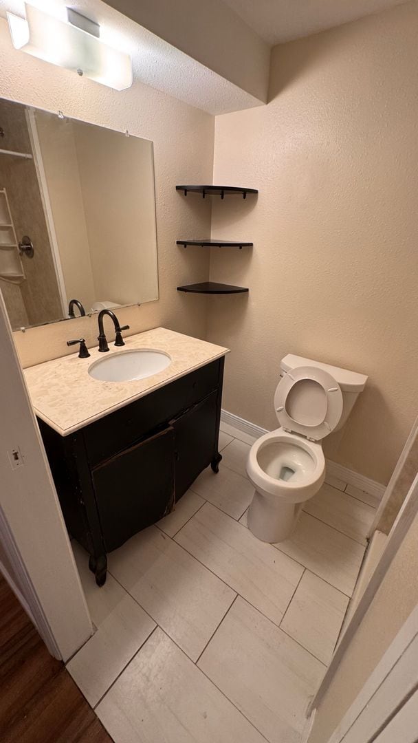 Building Photo - 3 bed 2.5 bath w/ garage, Great location off University and Dry Creek, close to Southglenn Mall a...