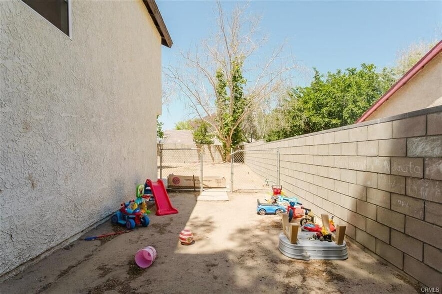 Building Photo - 45041 Colleen Dr