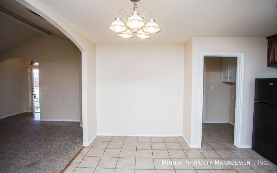 Building Photo - 9910 Weatherford Ave