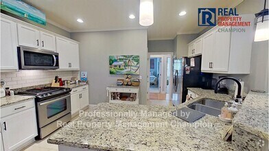 Building Photo - Immaculate 3 BD/2 BA Townhome in the Ashwo...