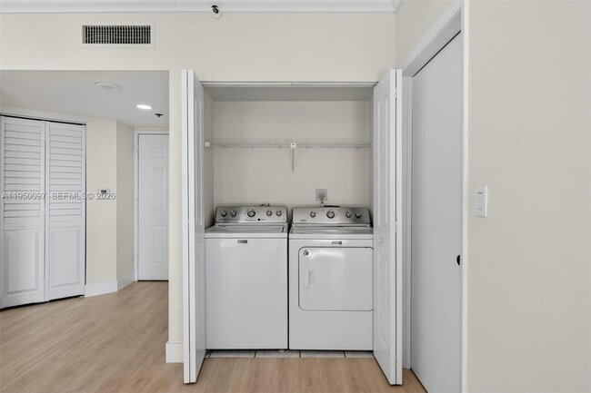 Building Photo - 540 Brickell Key Dr