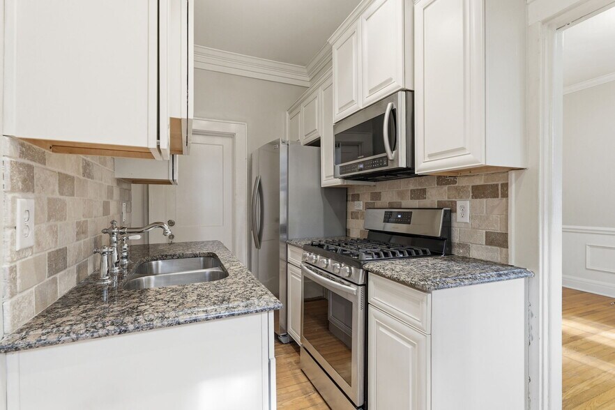 Building Photo - 916 Bromley Rd