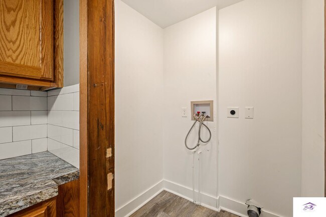 Building Photo - RENT SPECIAL!