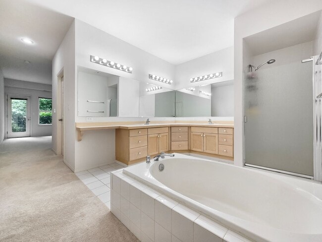 Building Photo - Spacious 3-Bed, 3-Bath Home with Lower Level Bedrooms, Patio, and Garage Near Factoria Mall & Dow...