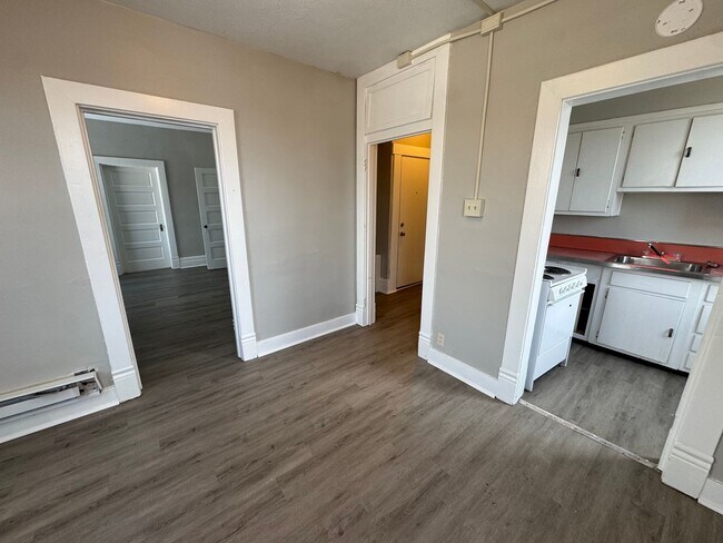 Building Photo - 810 Amity St