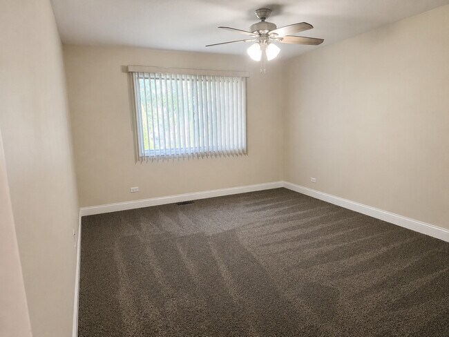 Building Photo - 320 Thistle Dr
