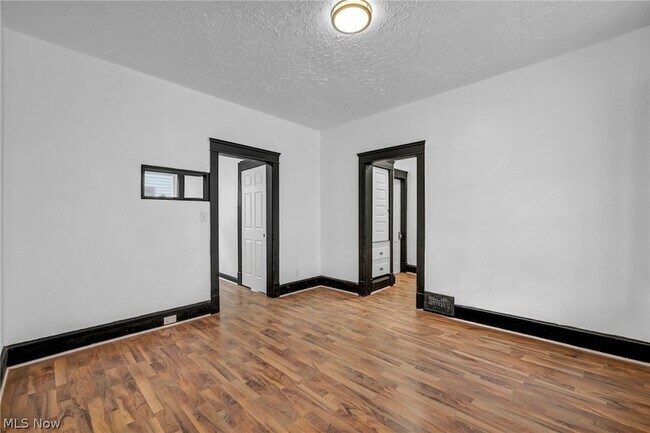 Building Photo - 12001 Oakview Ave