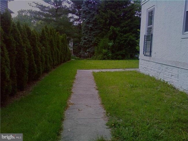 Building Photo - 922 Delmont Dr