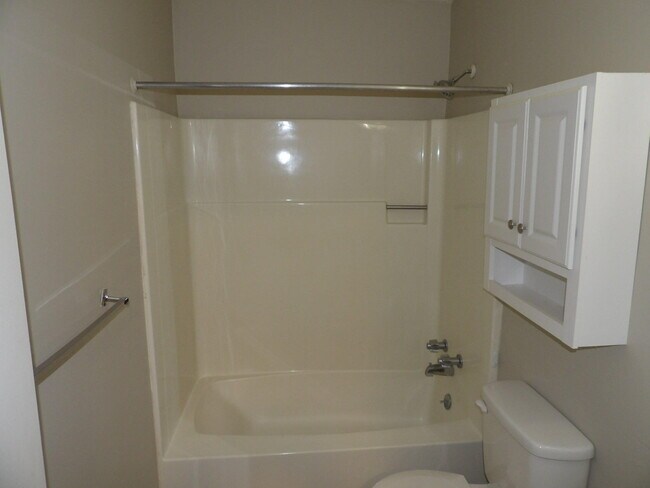 Building Photo - 204 Landings Dr