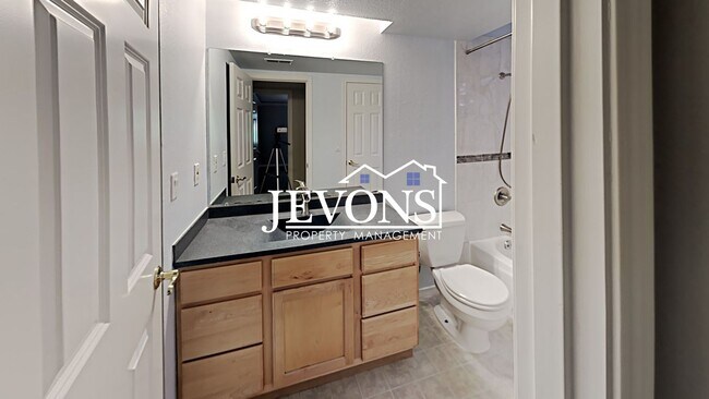 Building Photo - Charming top-floor condo with fully equipp...