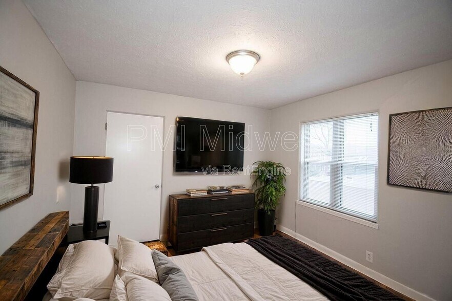 Building Photo - 146 E 19th St