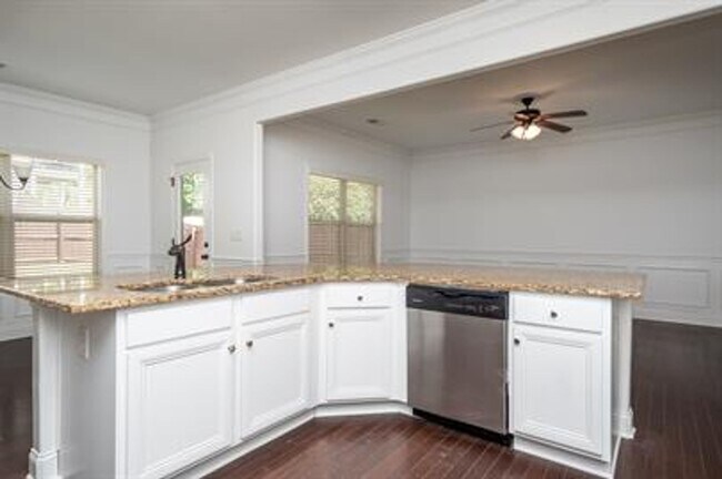 Building Photo - Stunning 4/3 Available Now!