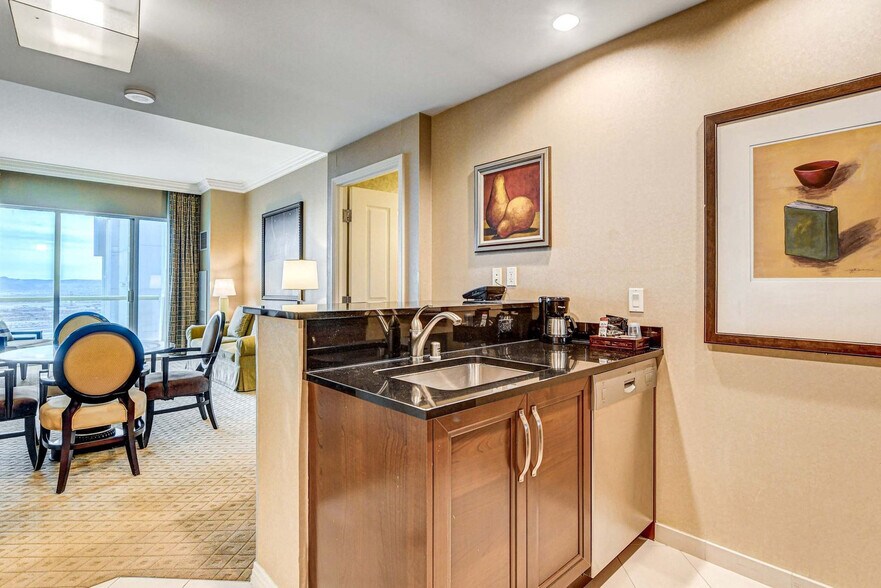 Building Photo - 135 E Harmon Ave