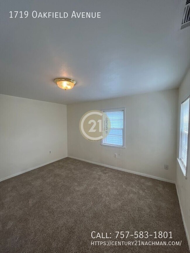 Building Photo - 1719 Oakfield Ave