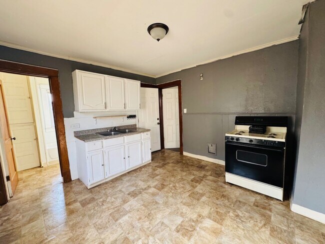 Building Photo - 2816 E 125th St