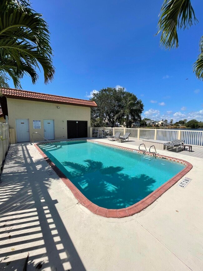 Building Photo - 613 Manatee Dr