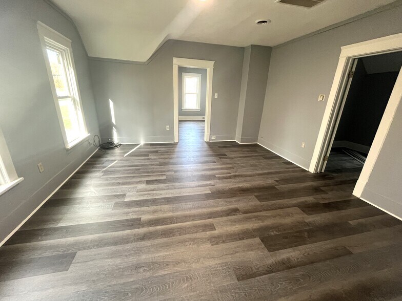 Building Photo - 423 E 16th St