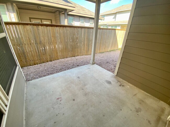 Building Photo - 3 Bed 2 Bath Townhome ~ Conveniently locat...