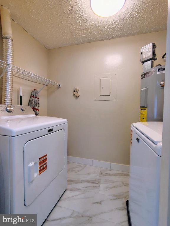 Building Photo - 12407 Hickory Tree Way