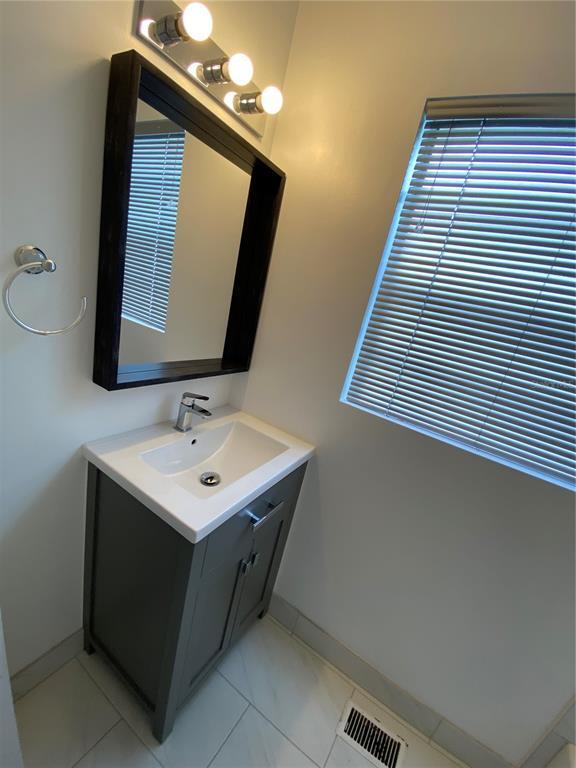 Building Photo - 1044 N Bumby Ave