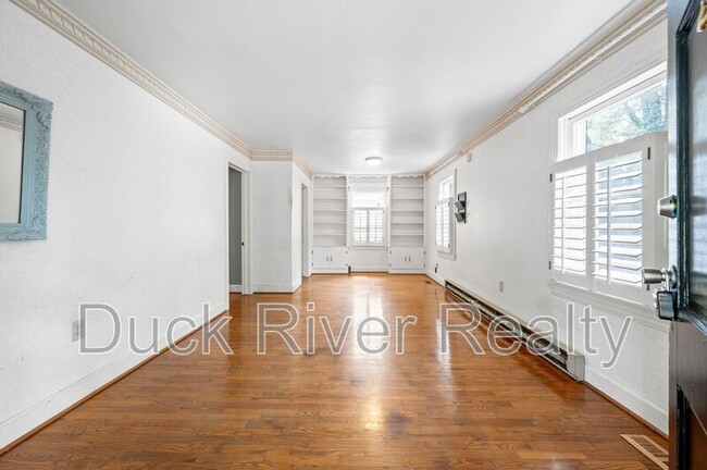 Building Photo - 819 W 9th St