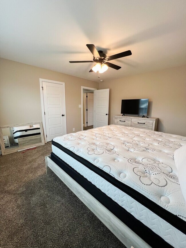 Building Photo - Move-In Specials Available! Beautiful Sing...