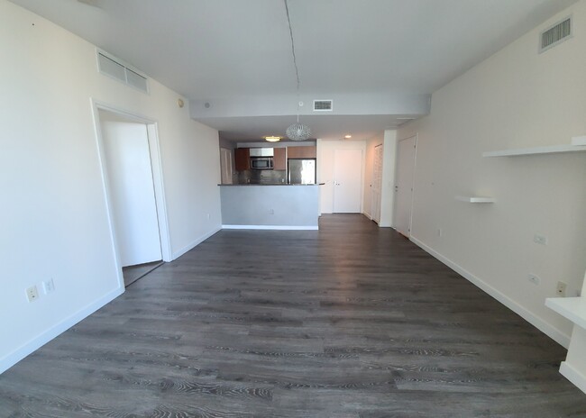 Living room/dining - 300 S Biscayne Blvd