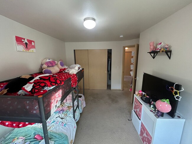 Building Photo - 4B, 2.5BA Pet-friendly home w/2-car garage...