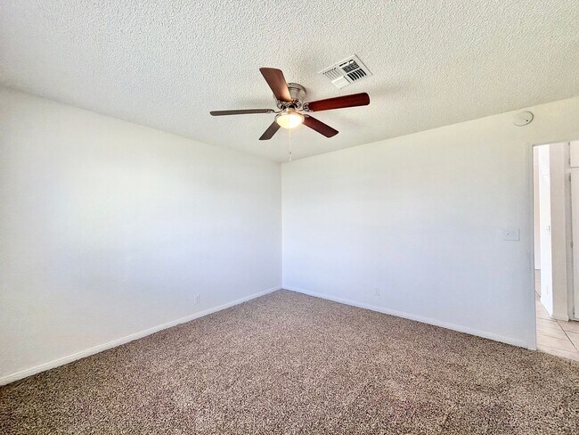 Building Photo - AVAILABLE NOW!! 2 Bedroom 1 Bathroom Apartment in Cathedral City!