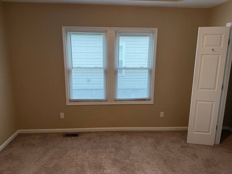 Building Photo - 318 W Kenwood Way